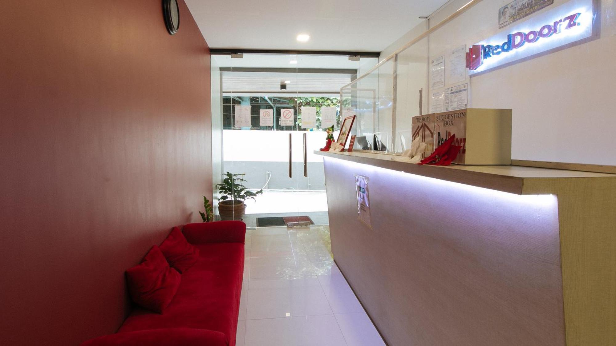 RedDoorz near Fernwoods Garden Quezon City Exterior foto